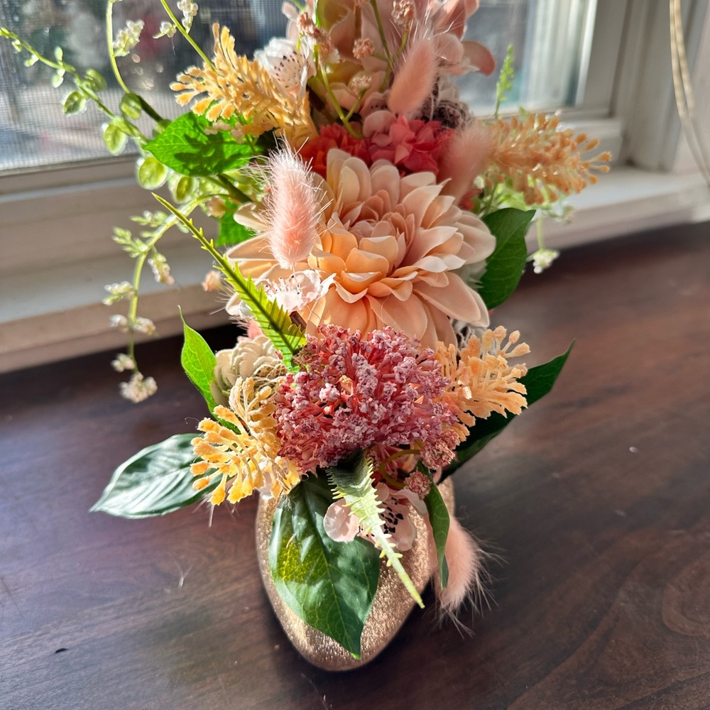 Gold Stiletto with Floral Arrangement - Picture 2 of 9